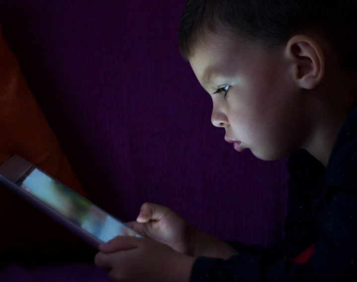 Ini 8 Tanda Kapan Seharusnya Moms Membatasi Penggunaan Gadget pada Anak