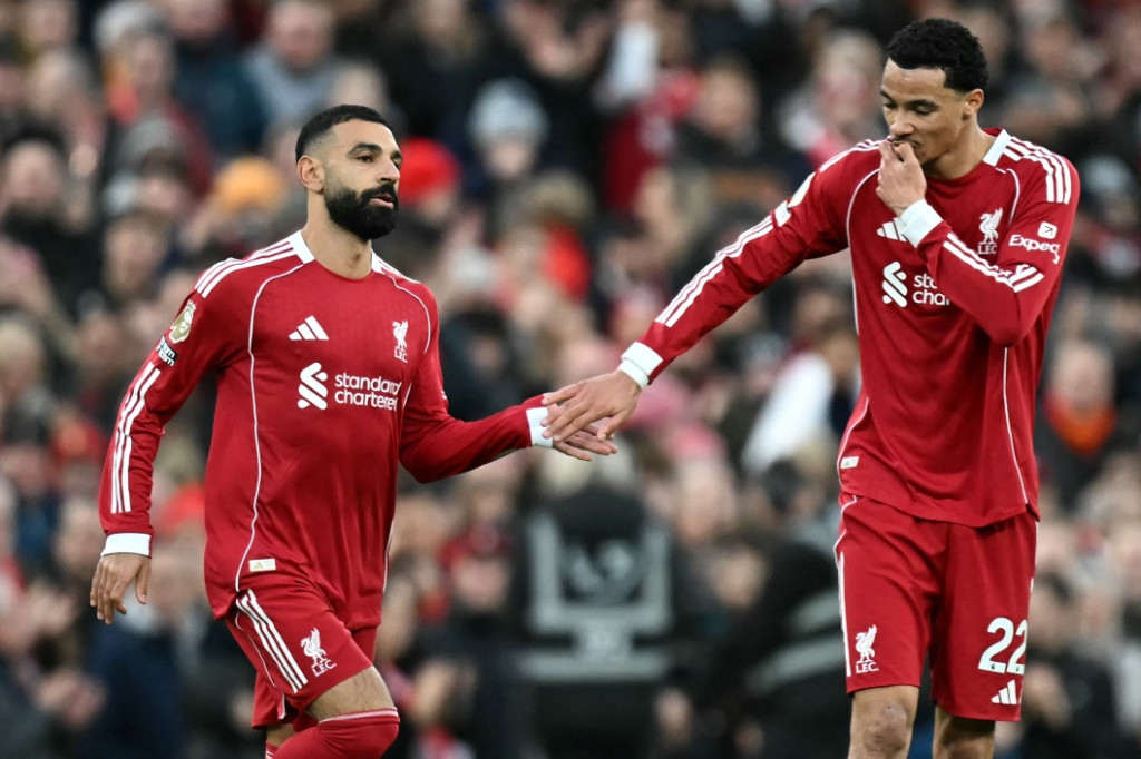 Penyerang Liverpool, Hugo Ekitike (kanan), merayakan golnya ke gawang Brighton & Hove Albion bersama Mohamed Salah (AFP/Paul Ellis)
