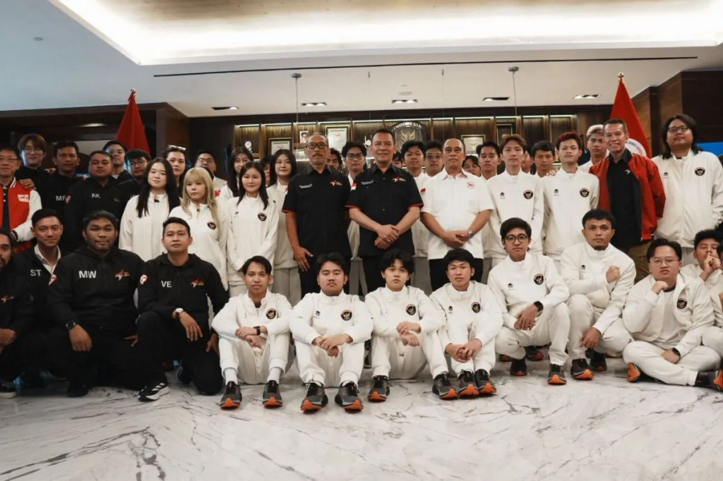 Pengurus Besar Esports Indonesia (PB ESI) berfoto bersama kontingen tim nasional esports Indonesia untuk SEA Games 2025 dalam acara pelepasan atlet dan ofisial di kantor PB ESI Jakarta.