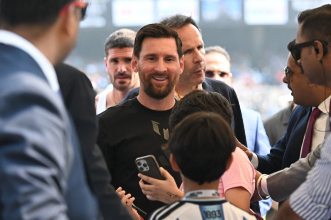 Lionel Messi tiba di India. (Foto: DIBYANGSHU SARKAR / AFP)
