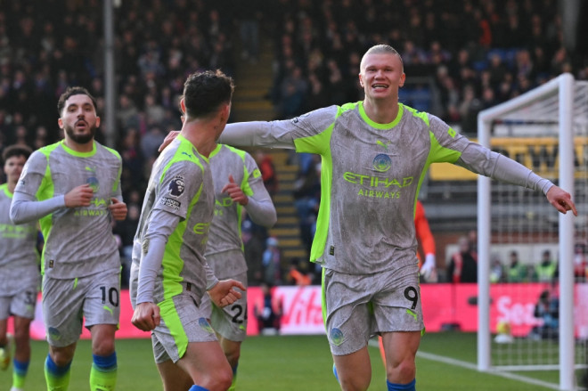 Penyerang Manchester City, Erling Haaland, merayakan gol ke gawang Crystal Palace (AFP/Glyn Kirk)