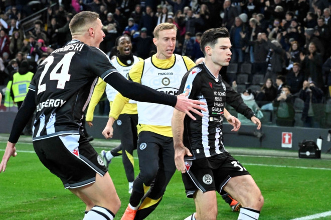Gelandang Udinese, Jurgen Ekkelenkamp, merayakan golnya ke gawang Napoli (AFP/Andrea Pattaro)