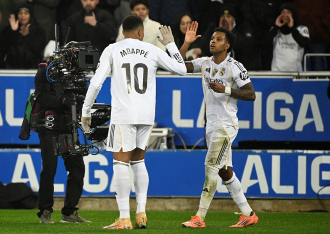 Winger Real Madrid, Rodrygo Goes, merayakan golnya ke gawang Alaves bersama Kylian Mbappe (AFP/Ander Gillenea)