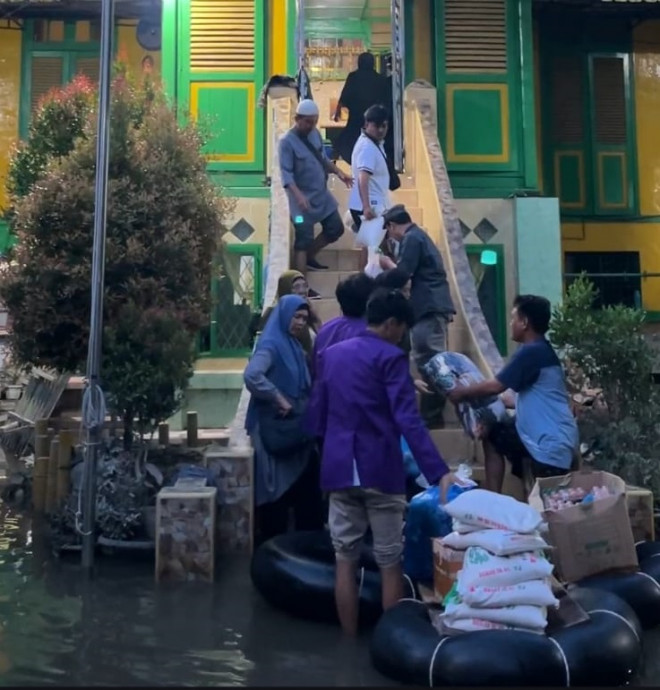 Mahasiswa membantu korban banjir di Sumatra. DOK Kemendiktisaintek