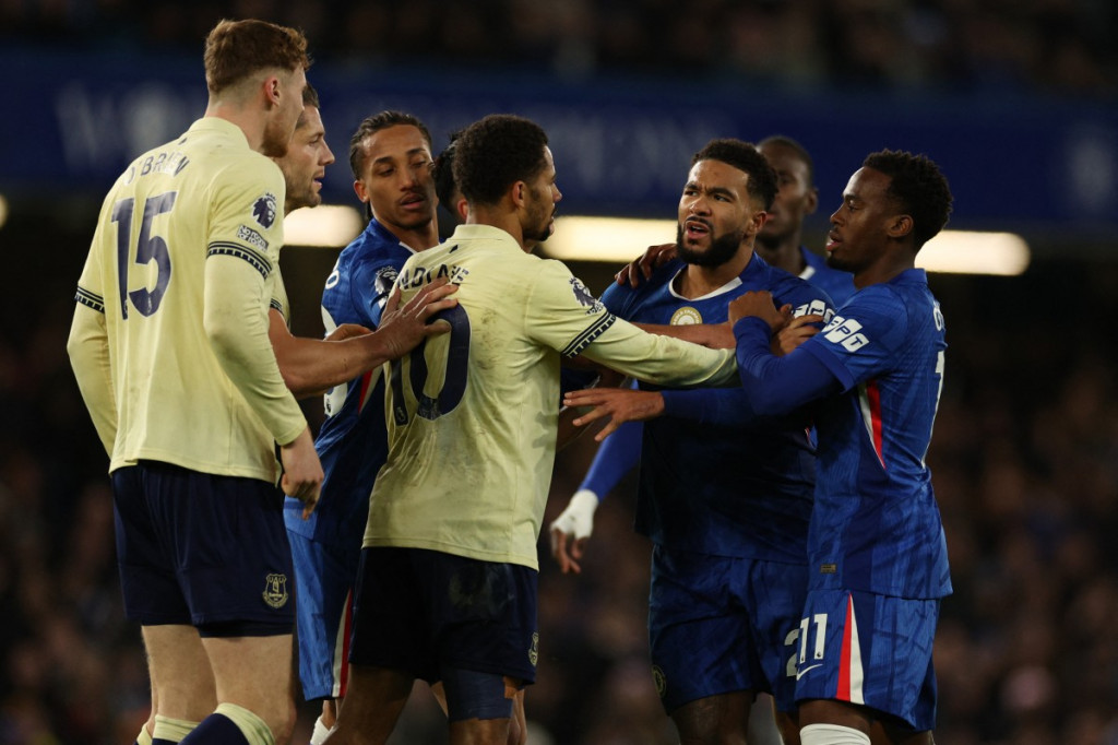 Suasana laga Chelsea vs Everton. (ADRIAN DENNIS / AFP)