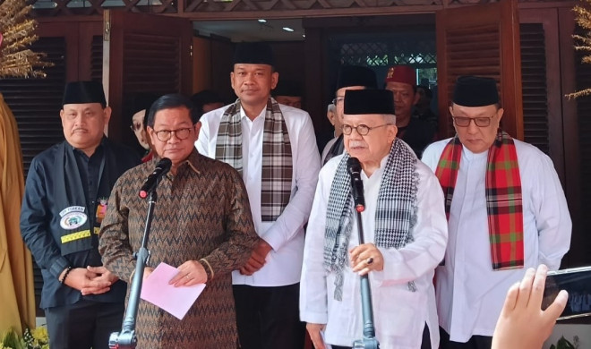 Gubernur DKI Jakarta Pramono Anung (kiri) dan ketua Dewan Adat MKB.Fauzi Bowo (kiri) 