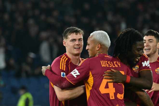 Pemain AS Roma merayakan gol yang dicetak Wesley (43) ke gawang Como (AFP/Filippo Monteforte)