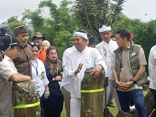 Gubernur Jawa Barat Dedi Mulyadi di Situs Cagar Budaya Gunung Padang. Medcom.id/Ilham Pratama Putra