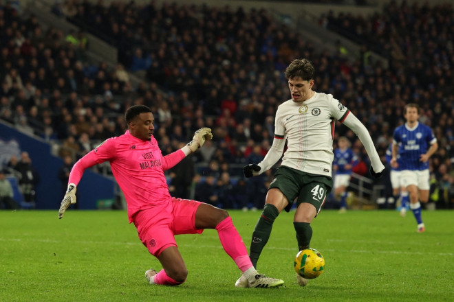Winger Chelsea, Alejandro Garnacho, mencetak gol ke gawang Cardiff City (AFP/Adrian Dennis)