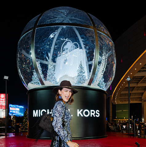 Festive dan Glamor, Instalasi 'Snow Globe' Michael Kors di Senayan City