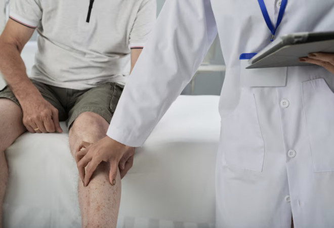 Ligamen buatan yang dikembangkan memiliki bentuk menyerupai serabut benang yang dianyam menyerupai pita, dengan struktur yang meniru karakteristik ligamen alami. Ilustrasi Freepik