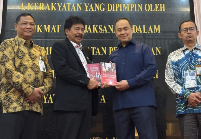 Founder ESQ Corp Ary Ginanjar Agustian dan Kepala Badan Pembinaan Ideologi Pancasila Yudian Wahyudi saat meresmikan Prasasti Pancasila di menara 165 Jakarta.
