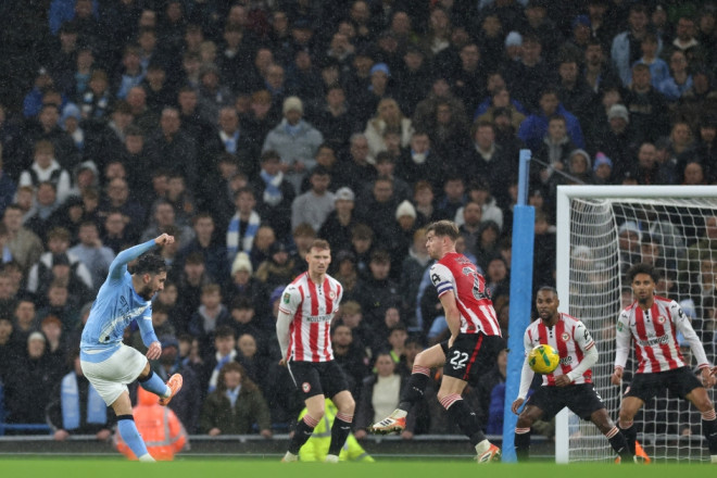 Gelandang Manchester City, Rayan Cherki, mencetak gol ke gawang Brentford (AFP/Darren Staples)