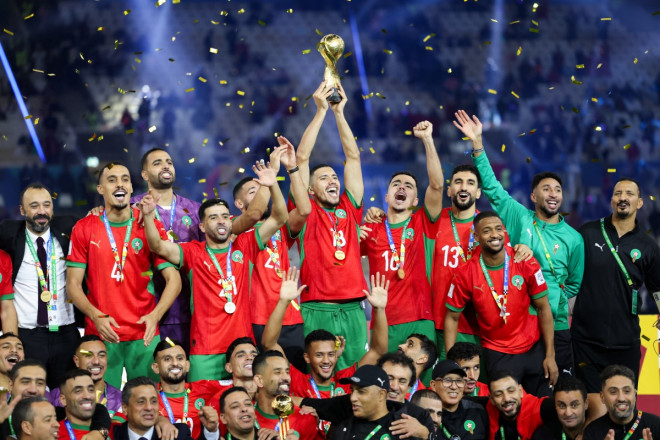Timnas Maroko merayakan kesuksesan sebagai juara Piala Arab FIFA 2025. (Foto: KARIM JAAFAR / AFP)