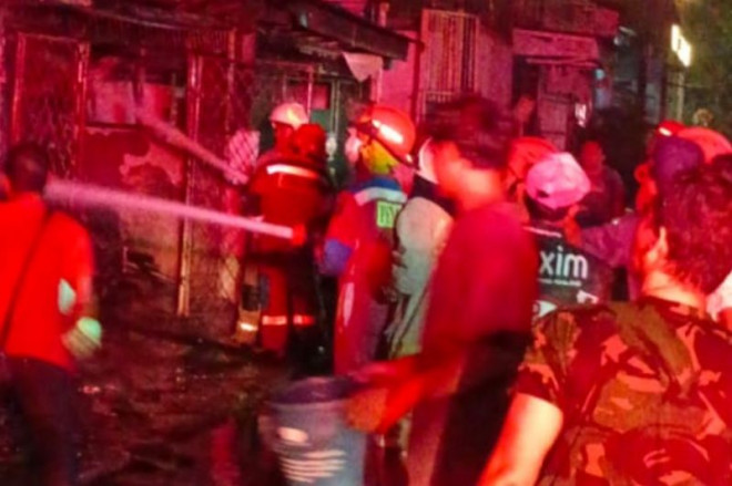 Petugas damkar memadamkan api yang membakar rumah dan menewaskan lima orang di kawasan Pejagalan,Kecamatan Penjaringan, Jakarta Utara pada Kamis (18/12/2025) malam. Gulkarmat