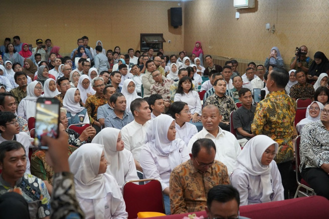 Para ayah mengambil rapor anak mereka. DOK Kemendukbangga/BKKBN 