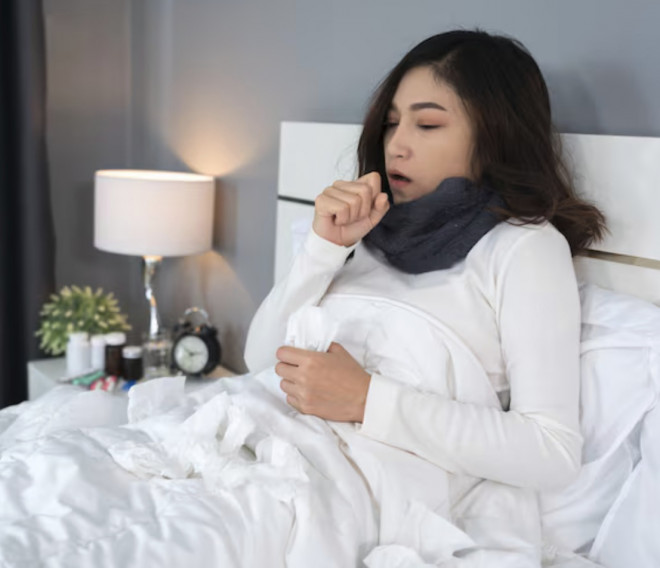 Batuk sesekali itu normal, tapi kalau berlangsung lama atau datang dengan gejala serius lainnya, sebaiknya kamu periksakan ke dokter. Ilustrasi Freepik