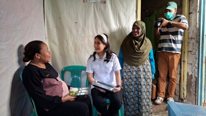 Perkuat SDM Unggul, Wamen Isyana Melihat Langsung Produksi dan Distribusi MBG 3B untuk Bumil di Kupang