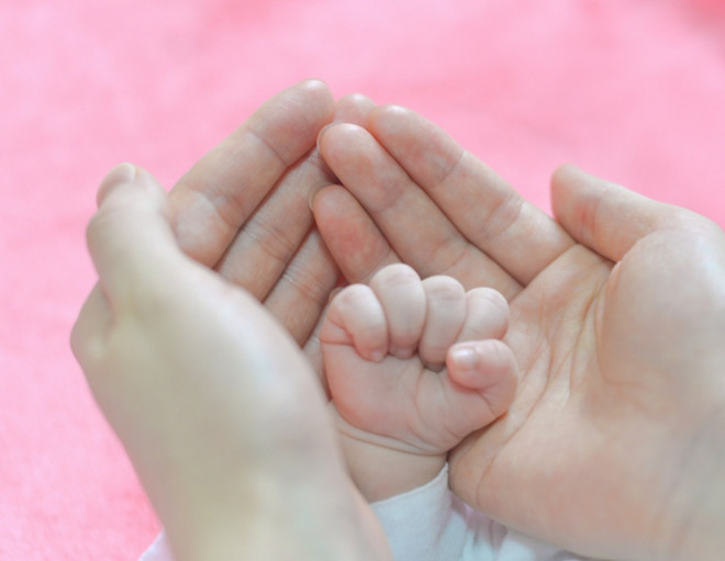 Mengepalkan tangan ini adalah reaksi normal bayi. Ilustrasi Freepik