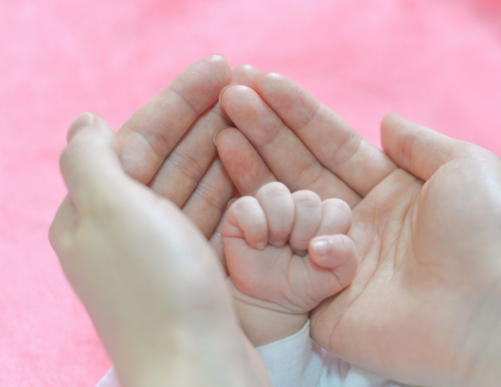 Mengapa Bayi Mengepalkan Tangannya?