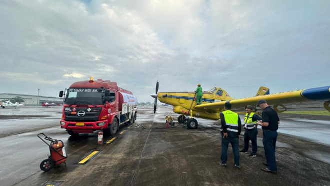 Penyaluran BBM menggunakan Air Tractor. Foto: Dokumen Pertamina