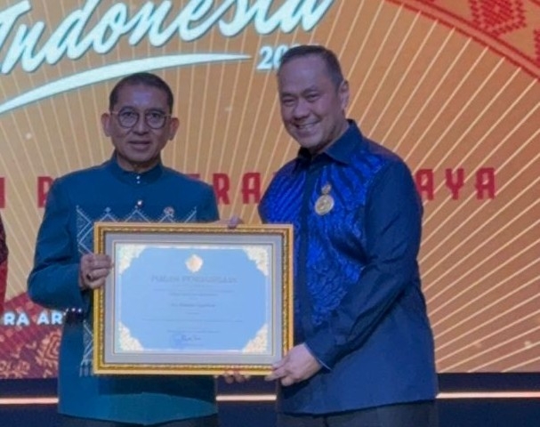 Menteri Kebudayaan Serahkan Penghargaan Satya Budaya Narendra di AKI 2025