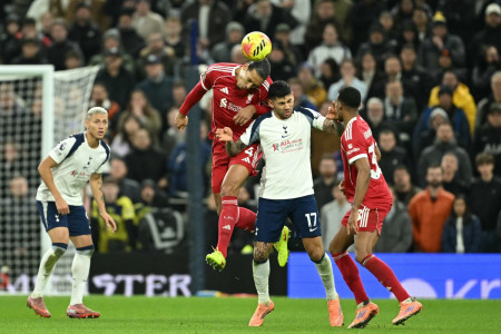 Tekuk 9 Pemain Tottenham, Liverpool Naik ke Posisi Lima