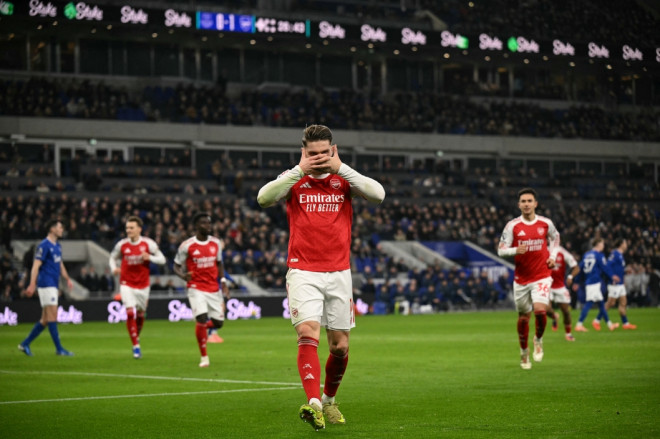 Penyerang Arsenal, Viktor Gyokeres, melakukan selebrasi usai membobol gawang Everton (AFP/Oli Scarff)