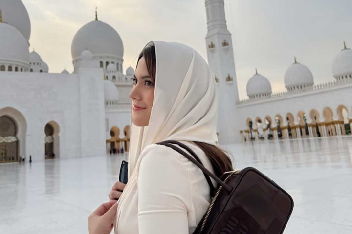 Kunjungi Masjid Sheikh Zayed, Marsha Aruan Dituding Pindah Agama