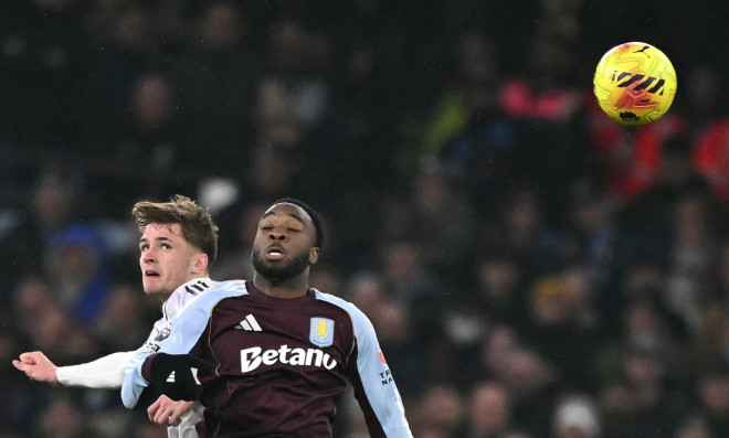Penyerang Manchester United, Jack Fletcher, berduel dengan bek Aston Villa, Lamare Bogarde (AFP/Ben Stansall)