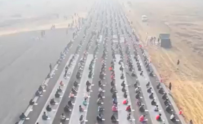 Ribuan pelamar kerja di India mengikuti ujian di landasan pacu (tangkapan layar X)