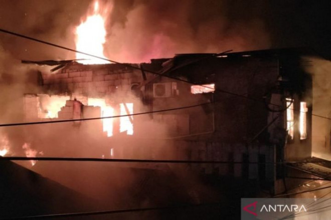 Kebakaran yang melanda kawasan padat penduduk di Jalan Karya Dalam, RT 013 RW 002, Kelurahan Wijaya Kusuma, Kecamatan Grogol Petamburan, Jakarta Barat, pada Senin (22/12/2025) malam. (Foto: Antara)