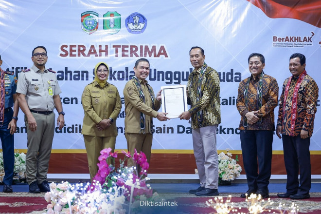 Wamendiktiaintek Fauzan menerima penyerahan sertifikat tanah untuk pembangunan Sekolah Garuda di Kabupaten Mempawah. DOK Kemendiktisaintek