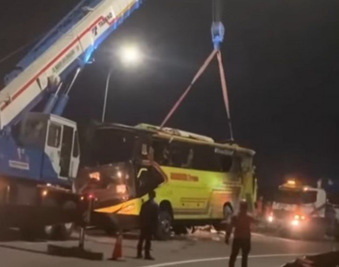 Evakuasi bus Cahaya Trans dengan nomor polisi B 7201 IV yang terguling di Simpang Susun Exit Tol Krapyak Kota Semarang, Senin (22/12) dini hari hingga menewaskan 16 penumpang. MI