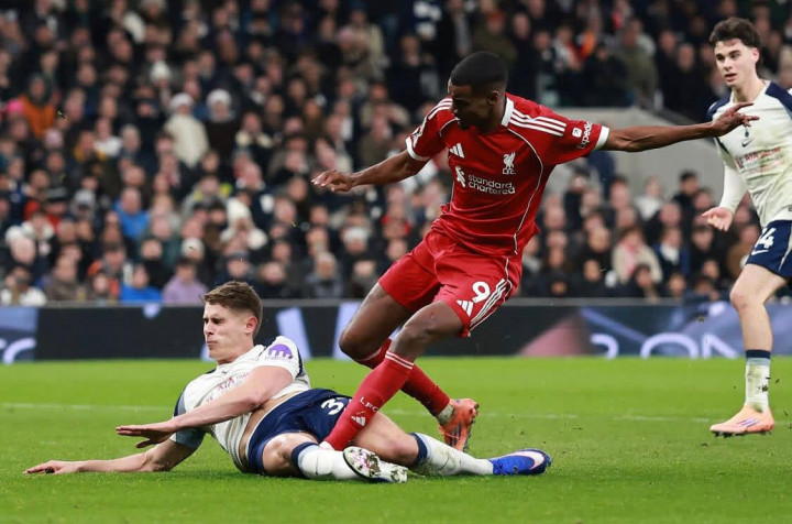 Alexander Isak Patah Kaki, Arne Slot Kecam Tekel Sembrono Van de Ven