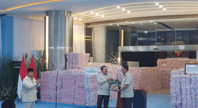 Jaksa Agung, ST Burhanuddin serahkan uang Rp6,6 triliun ke Presiden Prabowo. dok ist