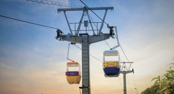 Pengunjung juga dapat menjelajah area taman dari atas menggunakan fasilitas gondola atau kereta gantung yang menawarkan pemandangan luas TMII dari ketinggian. Dok. Tmii