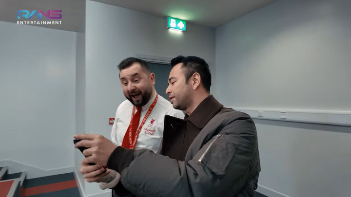 Raffi Ahmad Bikin Tour Guide Stadion Liverpool Syok Berat Usai Pamerkan Hal Ini