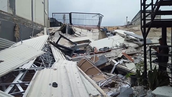 Ngeri, Bangunan di Koja Roboh Akibatkan 5 Kendaraan Rusak Berat