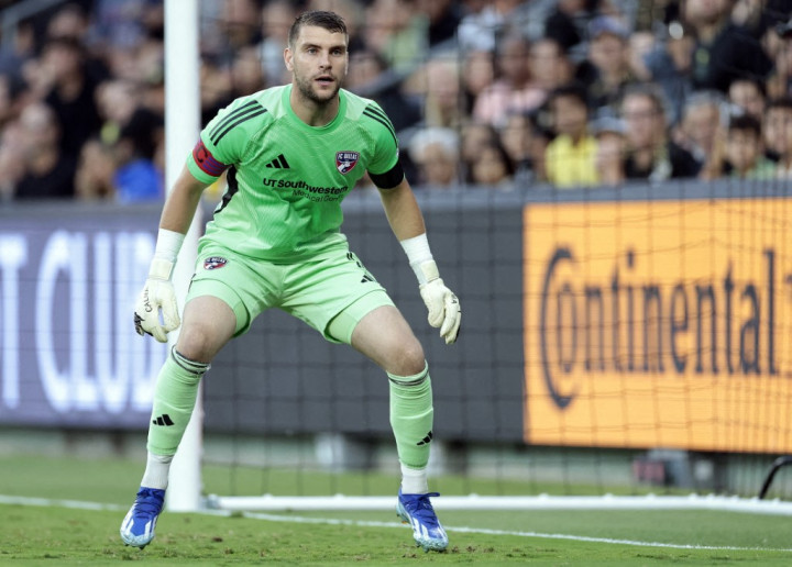 Dengan Tegas, Maarten Paes Bantah Rumor Gabung Persib