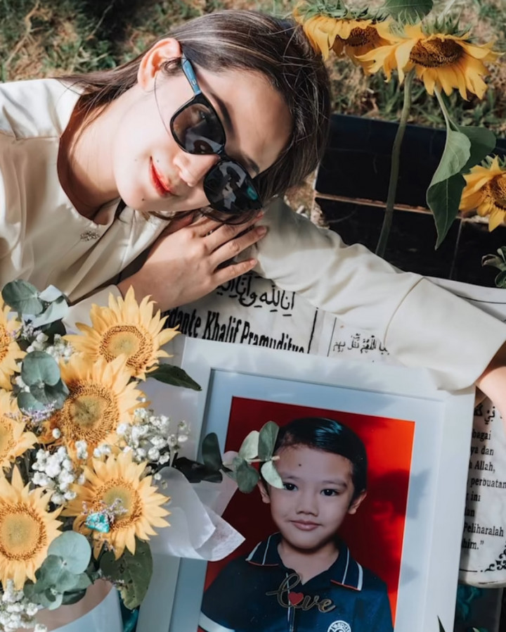 Bikin Sedih, Tamara Tyasmara Peringati Ulang Tahun Mendiang Dante di Makam