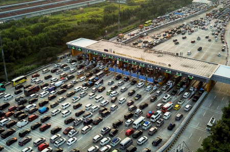 Korlantas Polri Larang Kendaraan Sumbu Tiga Masuk Tol Sampai Tahun Baru