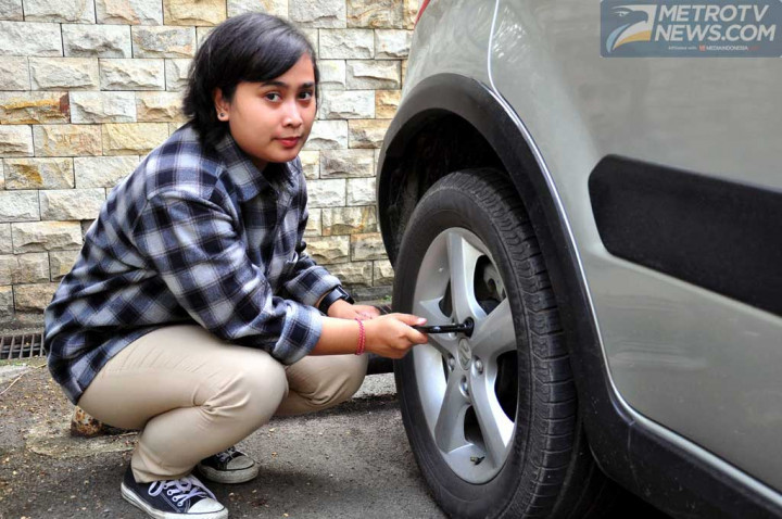 Ragam Cara Nambal Ban Bocor, Ada yang Bisa Dilakukan Sendiri Lho!