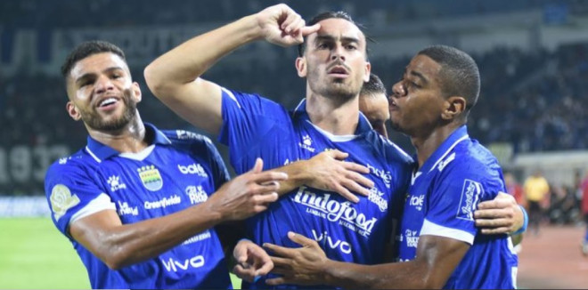 Andrew Jung (tengah) membawa Persib ke puncak klasemen dengan golnya-Dok Persib