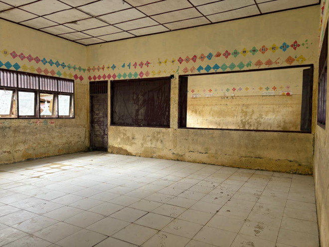 Ruang kelas yang telah selesai dibersihkan dari material lumpur di SDN 2 Langkahan, Kecamatan Langkahan, Kabupaten Aceh Utara. Foto: BNPB