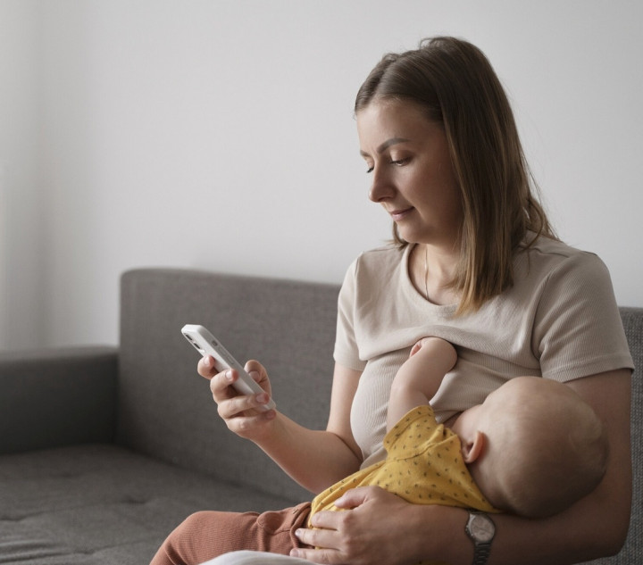 Tantangan ketika Menjadi Orang Tua Baru, antara Menyusui atau Menggunakan Ponsel