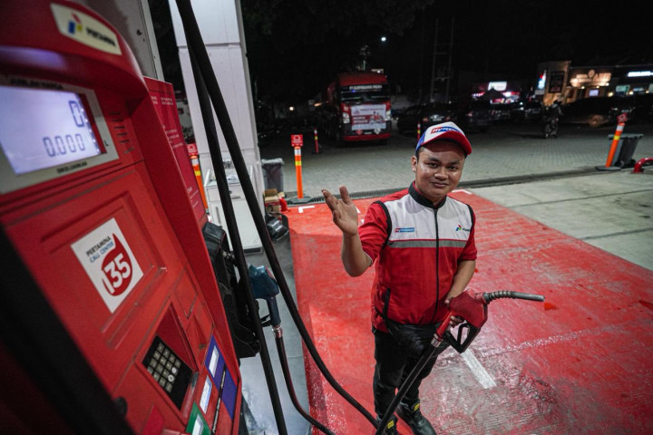 Liburan Singkat, Isi BBM di SPBU Situbondo Bisa Sambil Nikmati Pantai