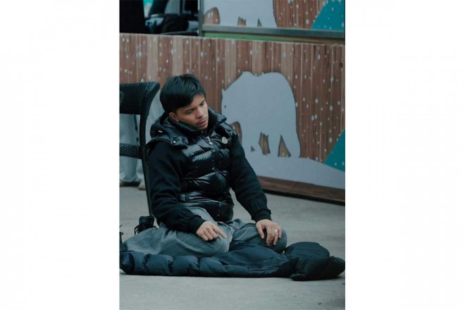 Atta Halilintar salat di trotoar (Foto: instagram @attahalilintar)