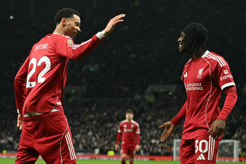 Penyerang Liverpool, Hugo Ekitike, bersama bek Liverpool, Jeremie Frimpong (AFP/Justin Tallis)