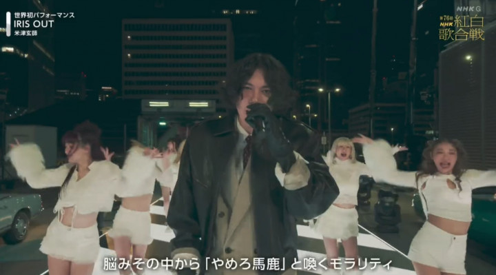Kenshi Yonezu bawakan “Iris Out” Live Pertama Kali di NHK Kouhaku Uta Gassen